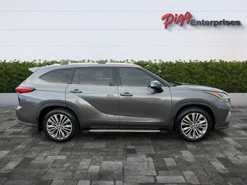 Used 2021 Toyota Highlander Platinum FWD image 6