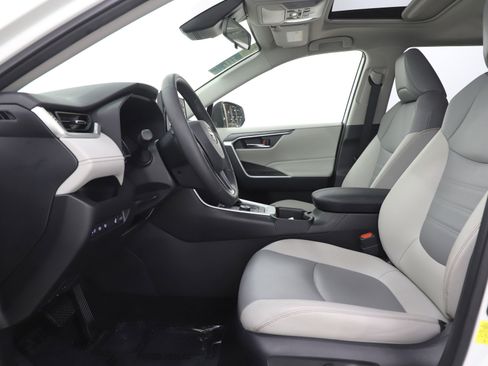 Used 2022 Toyota RAV4 XLE Premium image 20