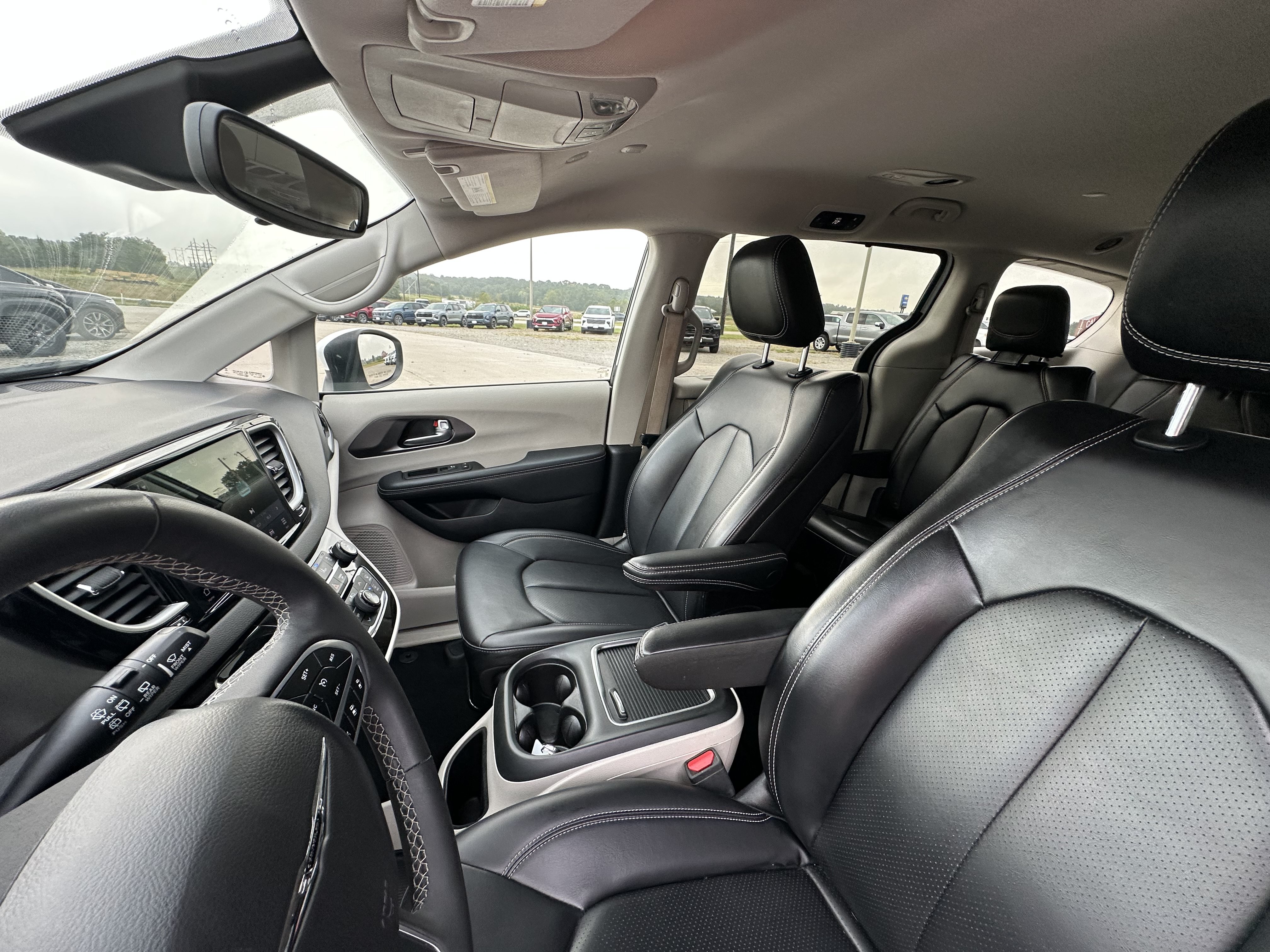 Used 2023 Chrysler Pacifica Touring-L FWD image 23