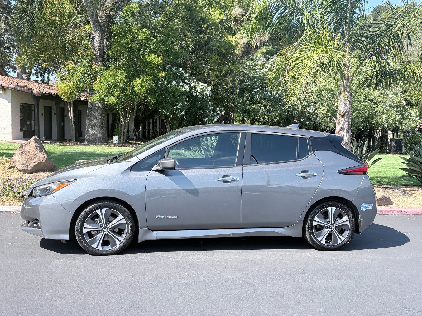 Used 2018 Nissan Leaf SV w/ Protection Package FWD image 2