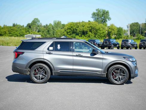 Used 2025 Ford Explorer ST-Line w/ ST-Line Street Pack AWD/4WD image 4
