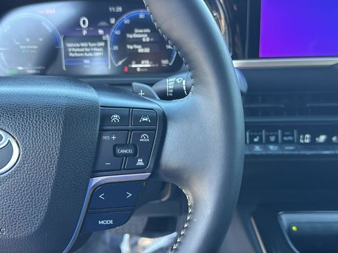 Used 2025 Toyota Crown Signia image 17