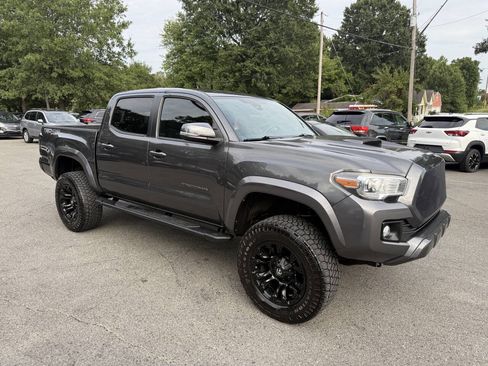 Used 2018 Toyota Tacoma TRD Sport AWD/4WD image 4