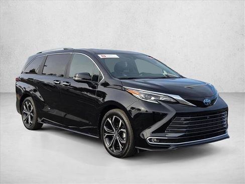 Used 2025 Toyota Sienna Platinum image 3