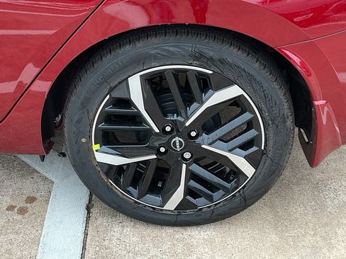 New 2025 Nissan Versa SR w/ Trunk Package image 8