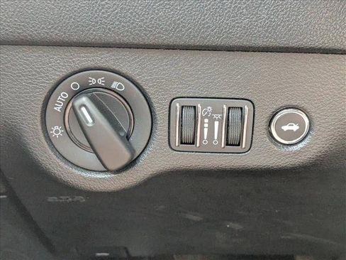 Used 2018 Dodge Charger SXT w/ Blacktop Package image 11