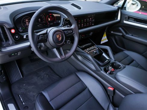 Used 2025 Porsche Cayenne image 4