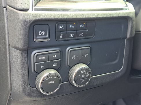 New 2025 Chevrolet Suburban Premier image 8