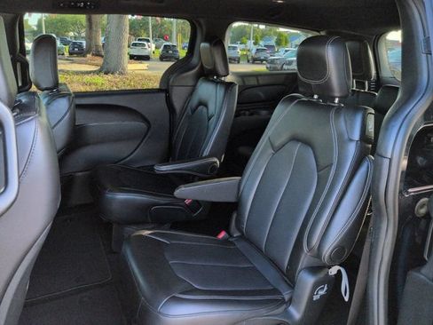 Used 2025 Chrysler Pacifica Select FWD image 13