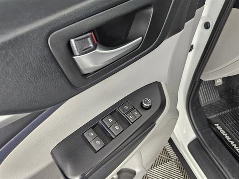 Used 2019 Toyota Highlander XLE image 44