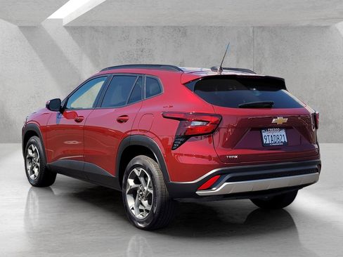 Used 2025 Chevrolet Trax LT w/ LT Convenience Package FWD image 7
