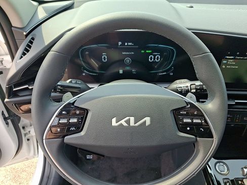 New 2026 Kia Niro EX FWD image 17