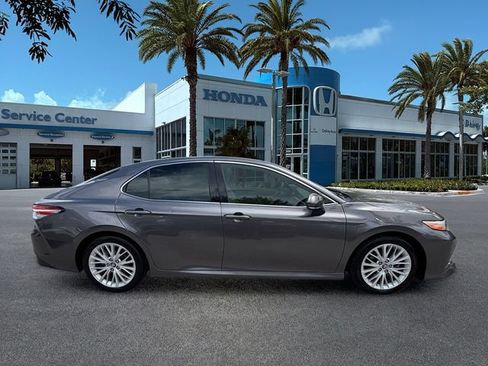 Used 2018 Toyota Camry XLE FWD image 9