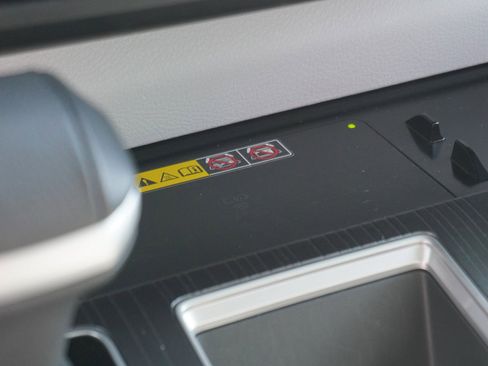 Used 2025 Toyota Sienna XLE image 24