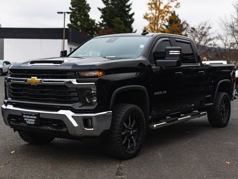 Used 2024 Chevrolet Silverado 3500 LT image 4