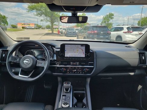 Used 2023 Nissan Pathfinder SL AWD/4WD image 6