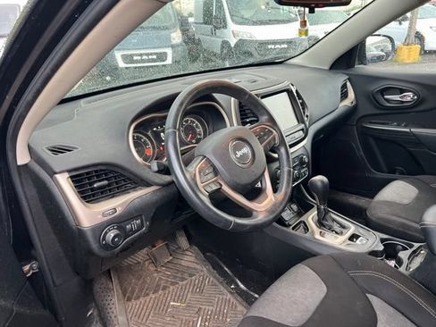 Used 2014 Jeep Cherokee Latitude FWD image 2