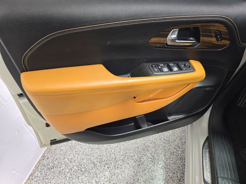 Used 2021 Chrysler Pacifica Pinnacle FWD image 24