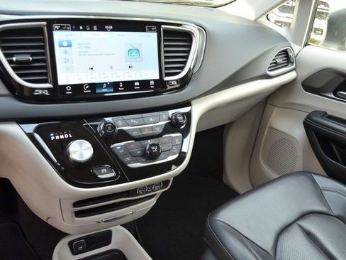 Used 2023 Chrysler Pacifica Touring-L FWD image 23