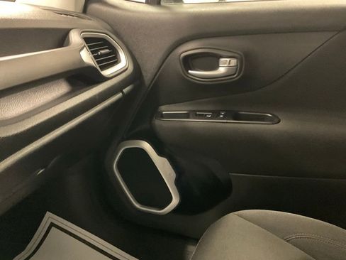 Used 2018 Jeep Renegade Latitude w/ Cold Weather Group image 23