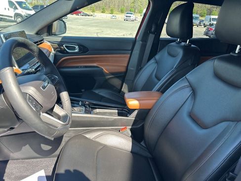 Used 2024 Jeep Compass Limited image 11