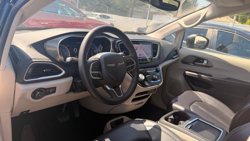 Used 2023 Chrysler Pacifica Touring-L FWD image 5