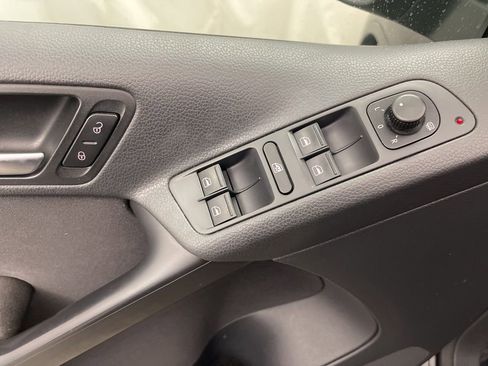 Used 2014 Volkswagen Tiguan S image 19