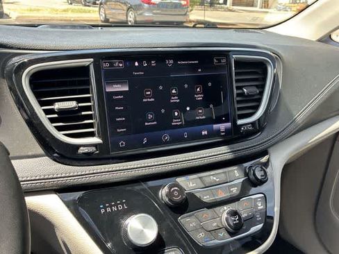 Used 2023 Chrysler Pacifica Touring-L FWD image 29