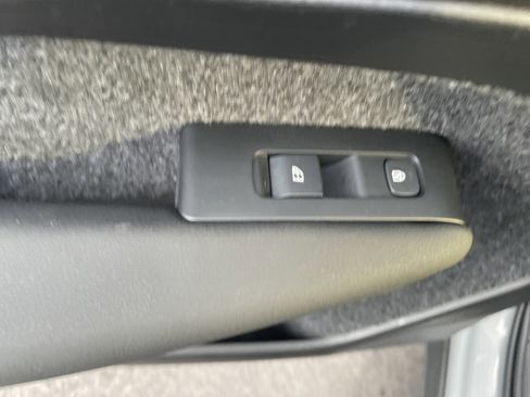 Used 2025 Volvo XC40 B5 Core image 28