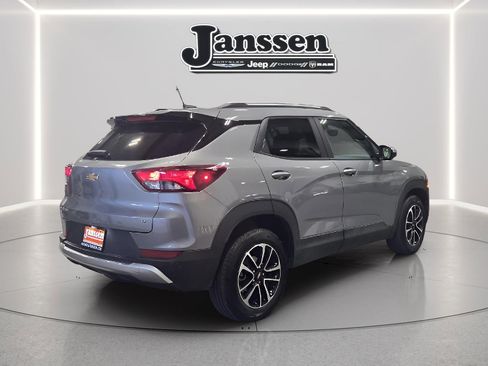 Used 2025 Chevrolet TrailBlazer LT image 3