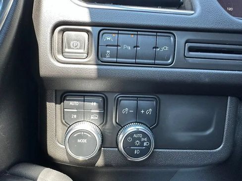 Used 2022 GMC Yukon XL SLE w/ Gmc Pro Safety Plus Package AWD/4WD image 18