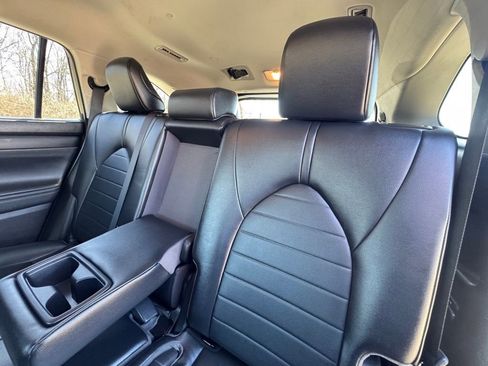 Used 2023 Toyota Highlander XLE image 25
