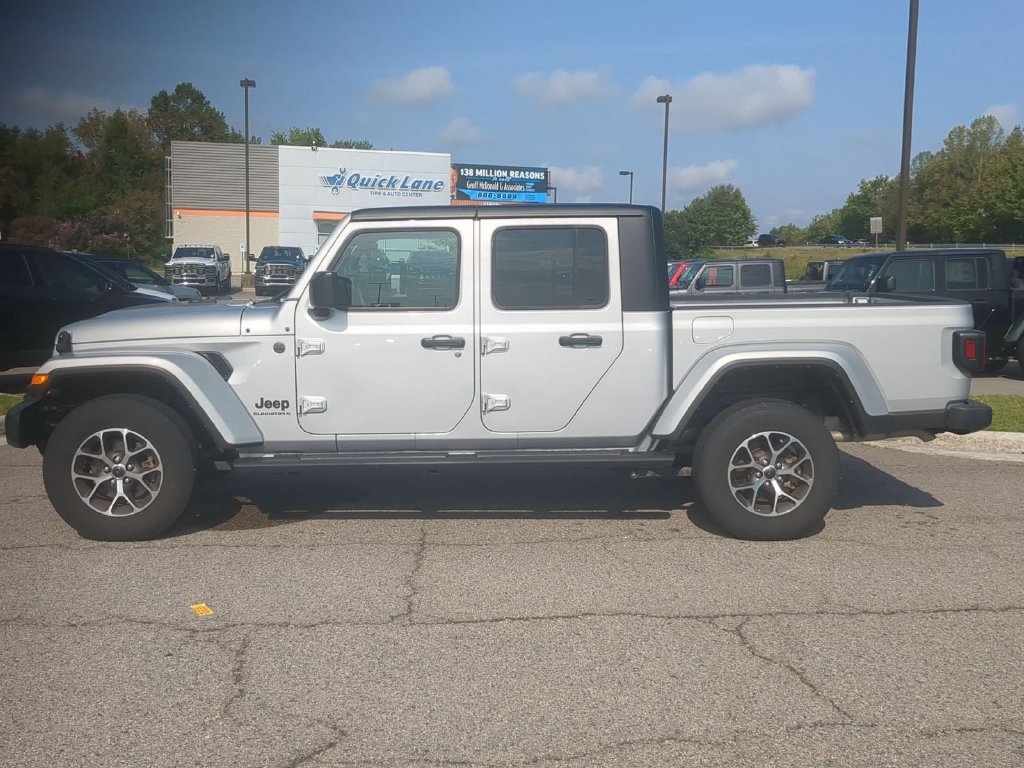 Used 2024 Jeep Gladiator Sport AWD/4WD image 2