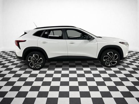 Certified 2025 Chevrolet Trax RS w/ Driver Confidence Package image 2