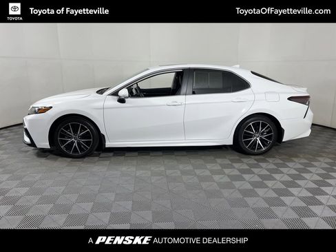 Used 2023 Toyota Camry SE image 2