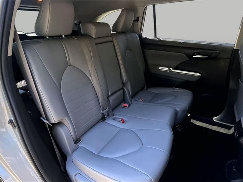 Used 2021 Toyota Highlander XLE AWD/4WD image 21