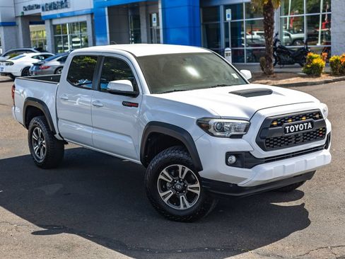 Used 2017 Toyota Tacoma TRD Sport w/ Tow Package RWD image 2