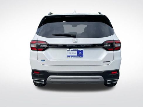 Certified 2025 Honda Pilot Touring image 5