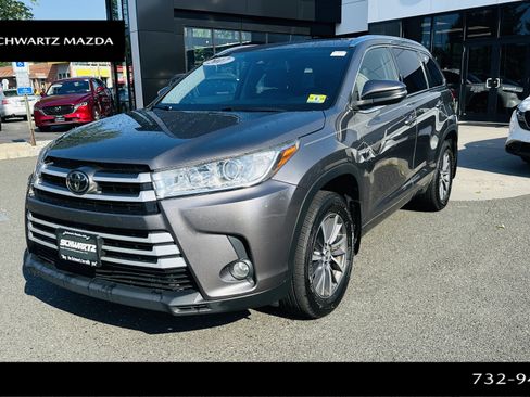 Used 2017 Toyota Highlander XLE AWD/4WD image 1