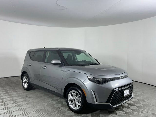 Used 2025 Kia Soul LX w/ LX Technology Package FWD image 3