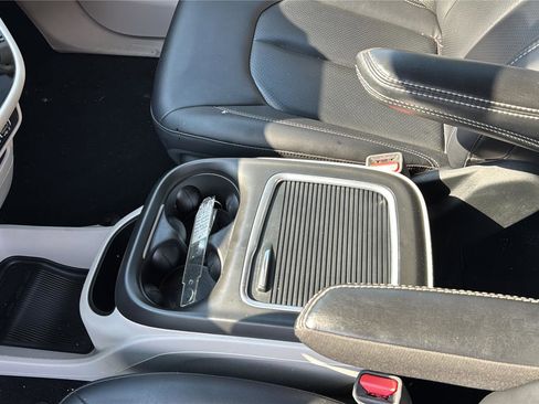 Used 2024 Chrysler Pacifica Touring-L FWD image 13