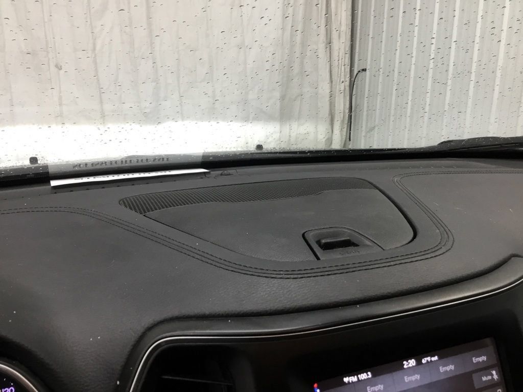 Used 2019 Jeep Cherokee Latitude w/ Cold Weather Group FWD image 10