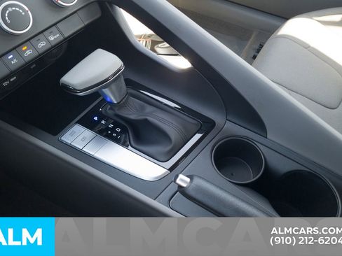 Used 2025 Hyundai Elantra SE image 27