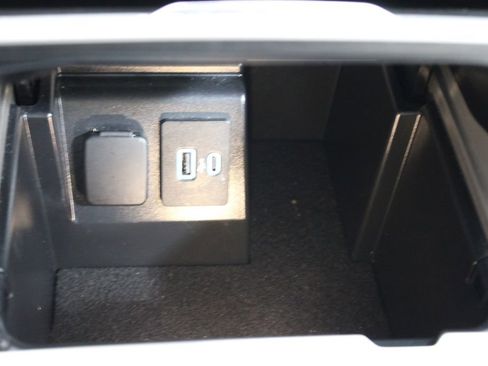 Used 2023 Ford Explorer Limited image 32