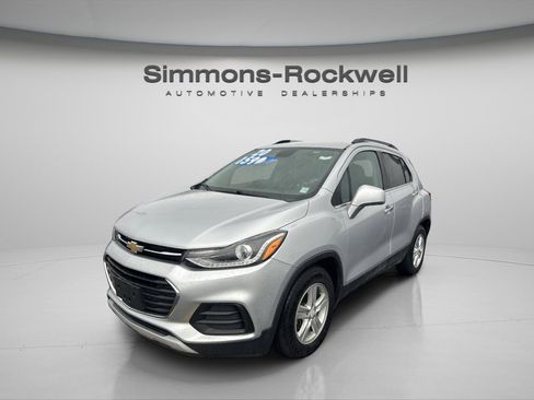 Used 2020 Chevrolet Trax LT w/ LT Convenience Package image 4