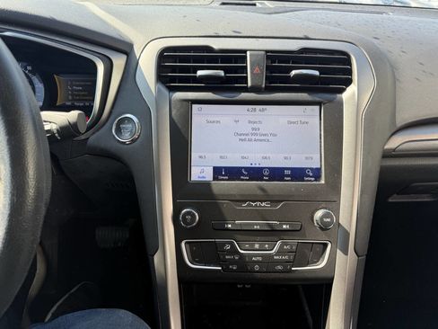 Used 2020 Ford Fusion SE FWD image 23