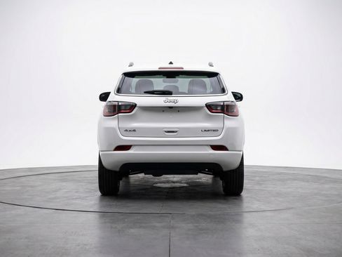 Used 2025 Jeep Compass Latitude AWD/4WD image 7