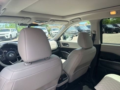 Used 2024 Nissan Pathfinder SL w/ SL Premium Package AWD/4WD image 11