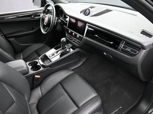 Certified 2025 Porsche Macan AWD/4WD image 31