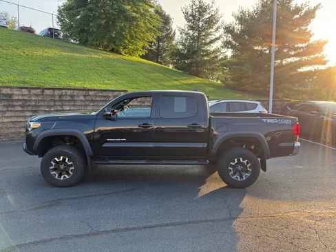 Used 2018 Toyota Tacoma TRD Off-Road AWD/4WD image 7